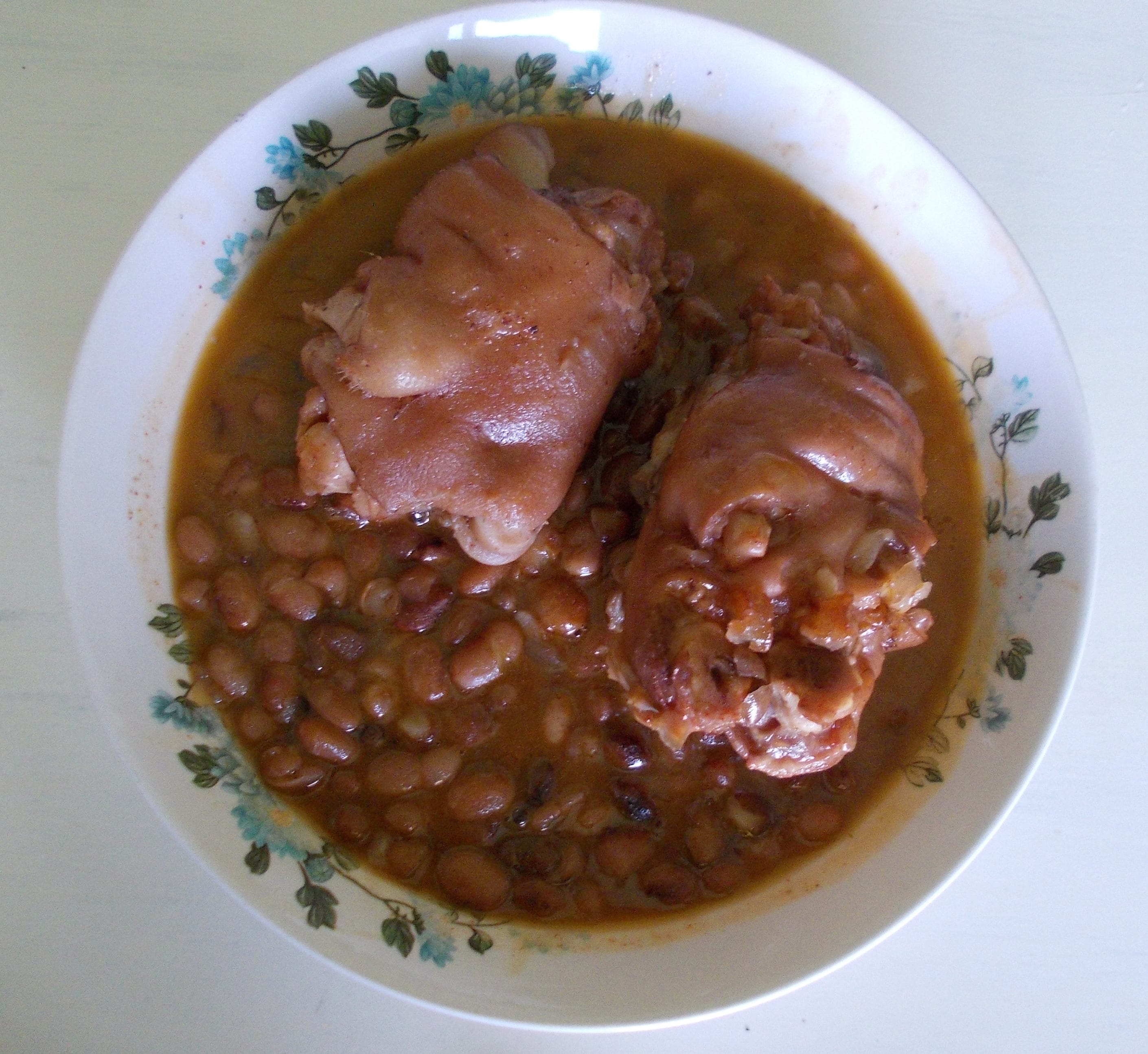 Čorbast pasulj sa svinjskim nogicama – kafanski recept